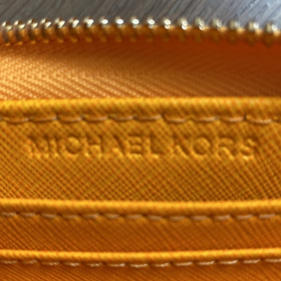 Merigold Michael Kors wristlet wallet with removable wristlet attachment - Picture 5 of 6